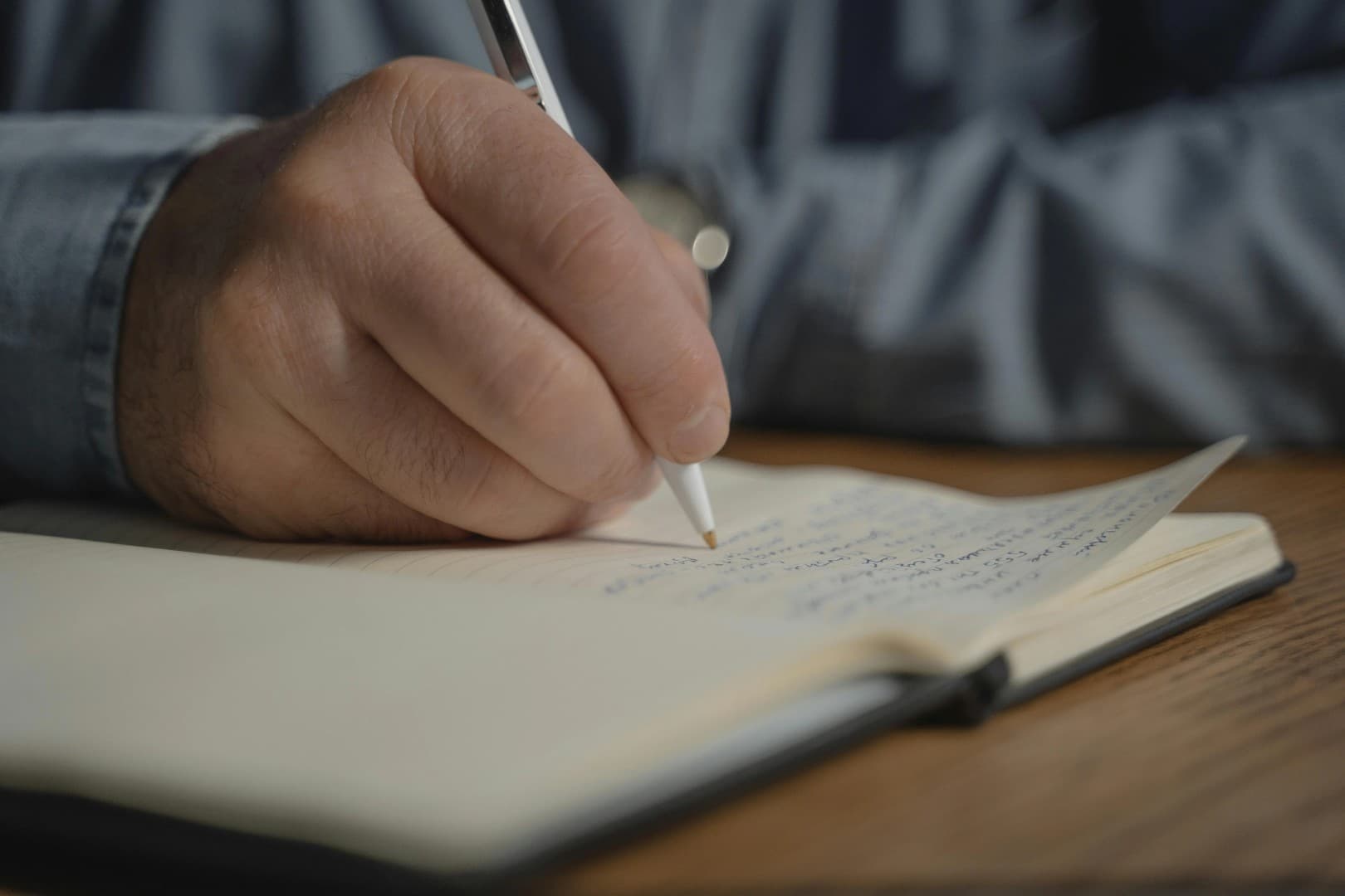 How To Write a Faceless AI Video Script (With Prompts)